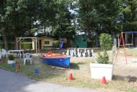 Der Campingplatz Nordenham an der Weser bietet den Campern mit Kindern, Wohnmobil oder Zelten ein Boot das als Spielplatz mit Sand f&uuml;r die Kinder zum spielen an