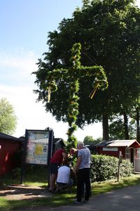 Der Campingplatz Nordenham an der Weser bietet den Campern mit Wohnmobil und Zelten Events die mit einem Kreuz und Blumen gekennzeichnet ist an